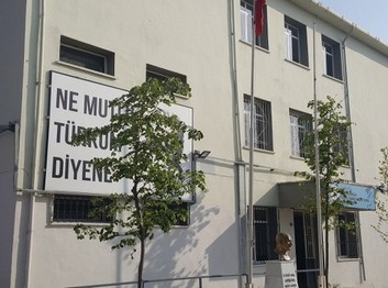 İzmir-Foça-Yenibağarası Şehit Yarbay Mesut Kuru Ortaokulu fotoğrafı