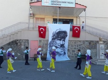 İzmir-Menderes-Gümüldür Öğretmen Emine Yazlalı Ortaokulu fotoğrafı