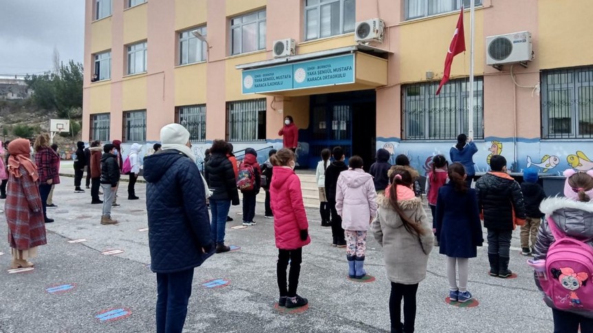 İzmir-Bornova-Yaka Şengül Mustafa Karaca İlkokulu fotoğrafı