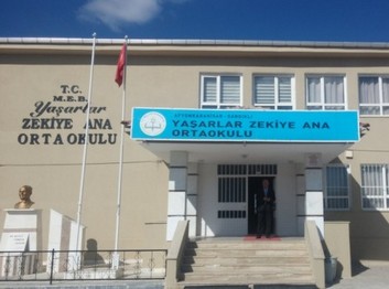 Afyonkarahisar-Sandıklı-Yaşarlar Zekiye Ana Ortaokulu fotoğrafı