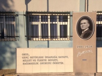 İzmir-Buca-Burhan Özfatura Ortaokulu fotoğrafı