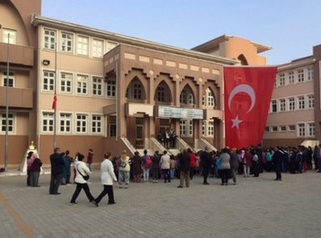 İzmir-Tire-Tire Toki Şehit Mehmet Çağlar Bölük Ortaokulu fotoğrafı