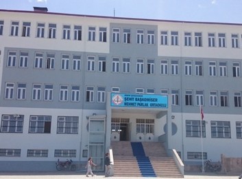 Iğdır-Merkez-Şehit Başkomiser Mehmet Parlak İmam Hatip Ortaokulu fotoğrafı