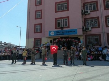 Mersin-Akdeniz-Ahmet Mete Işıkara İlkokulu fotoğrafı
